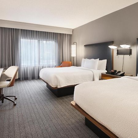 Courtyard By Marriott Burlington Hotel Екстериор снимка