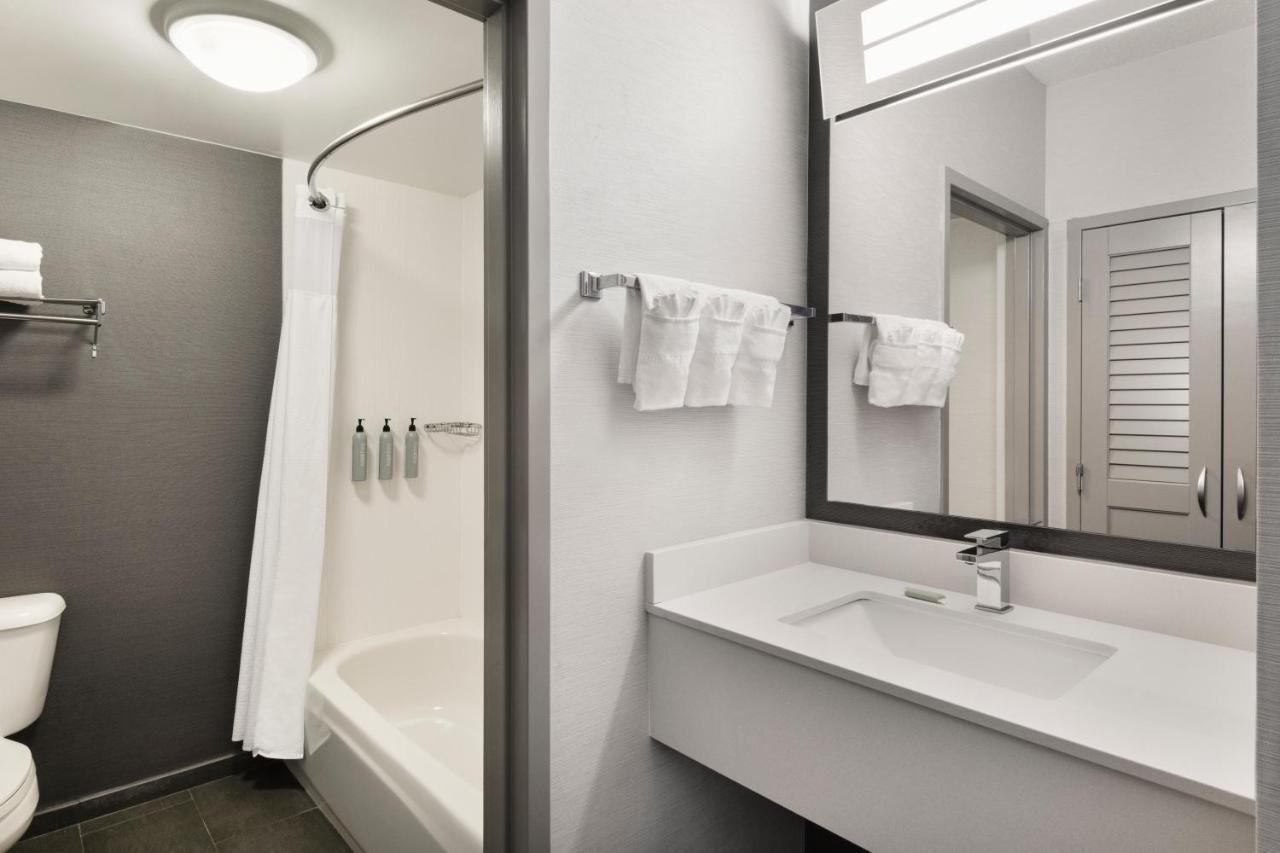 Courtyard By Marriott Burlington Hotel Екстериор снимка