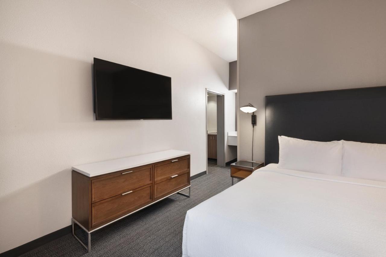 Courtyard By Marriott Burlington Hotel Екстериор снимка