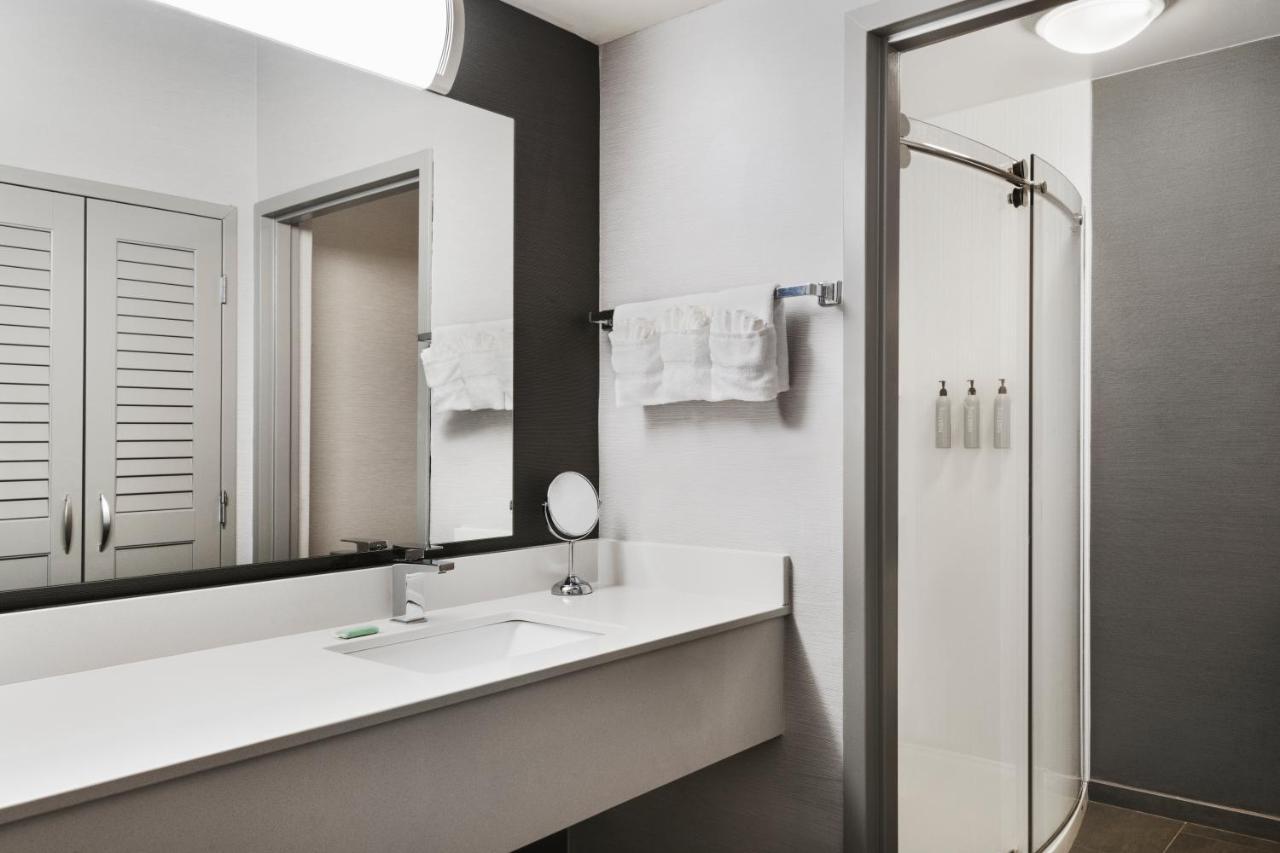Courtyard By Marriott Burlington Hotel Екстериор снимка