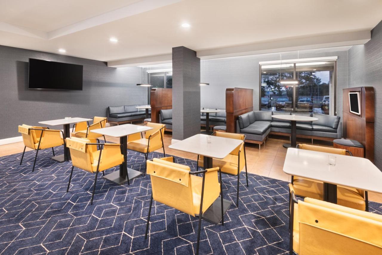 Courtyard By Marriott Burlington Hotel Екстериор снимка