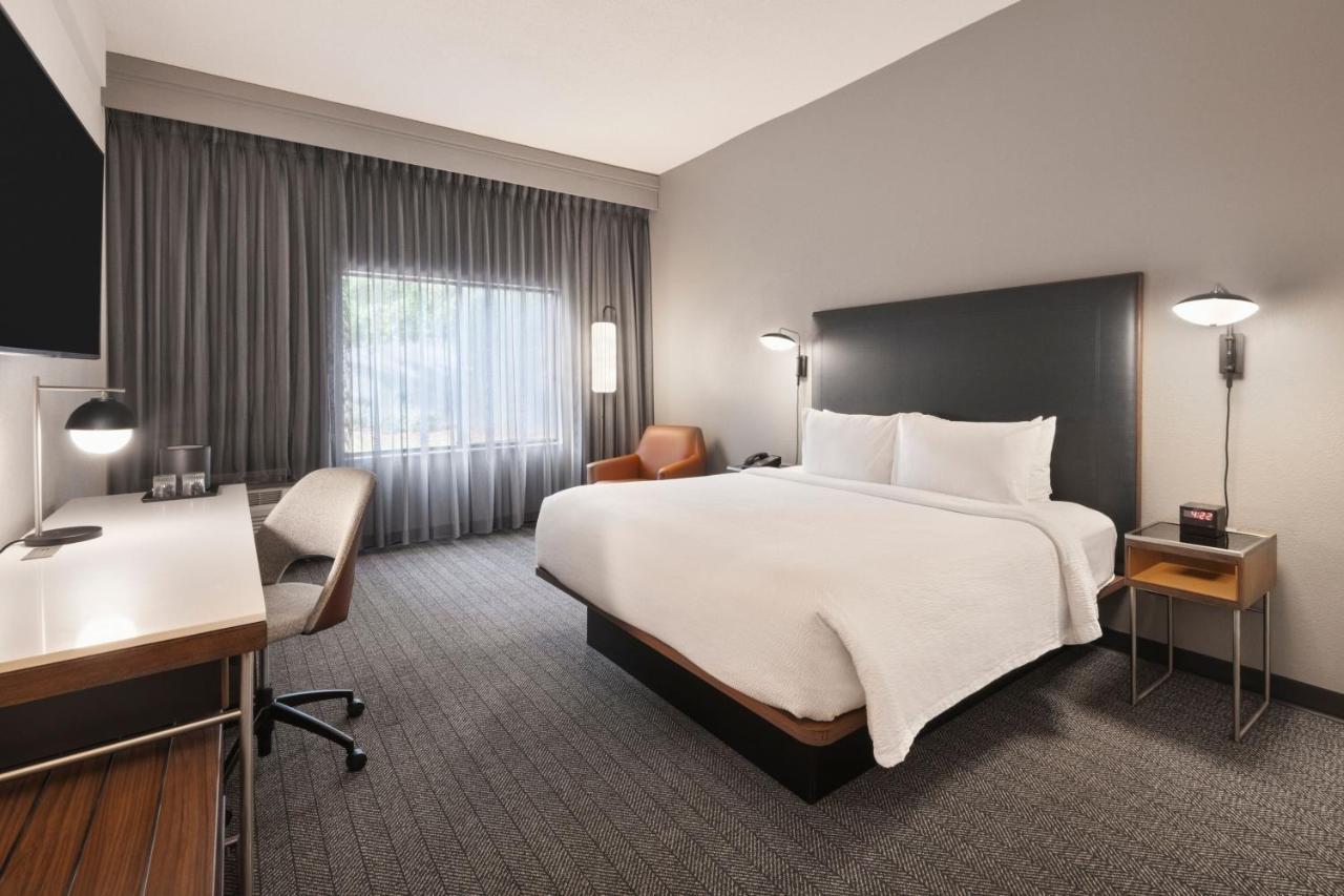 Courtyard By Marriott Burlington Hotel Екстериор снимка