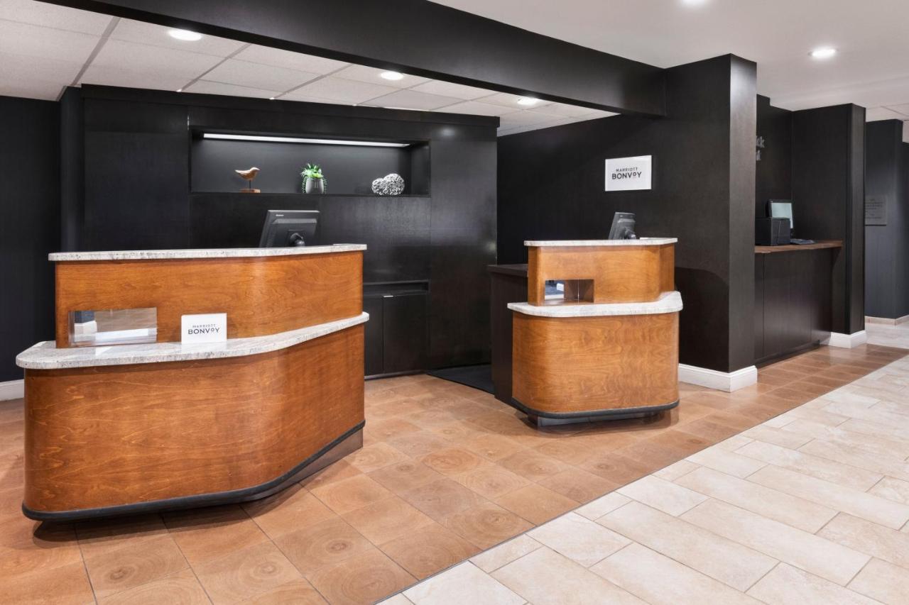 Courtyard By Marriott Burlington Hotel Екстериор снимка