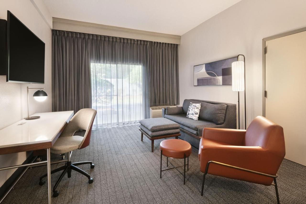 Courtyard By Marriott Burlington Hotel Екстериор снимка