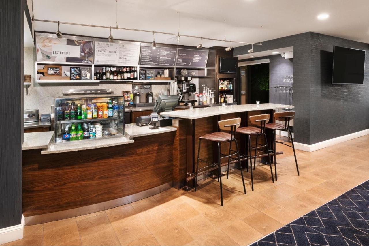 Courtyard By Marriott Burlington Hotel Екстериор снимка