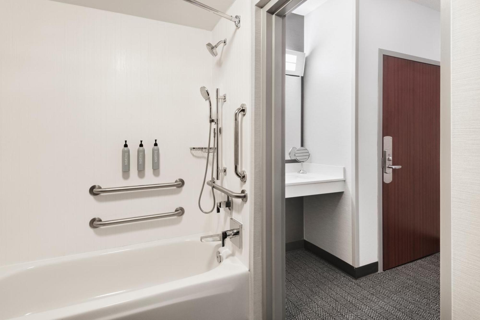 Courtyard By Marriott Burlington Hotel Екстериор снимка