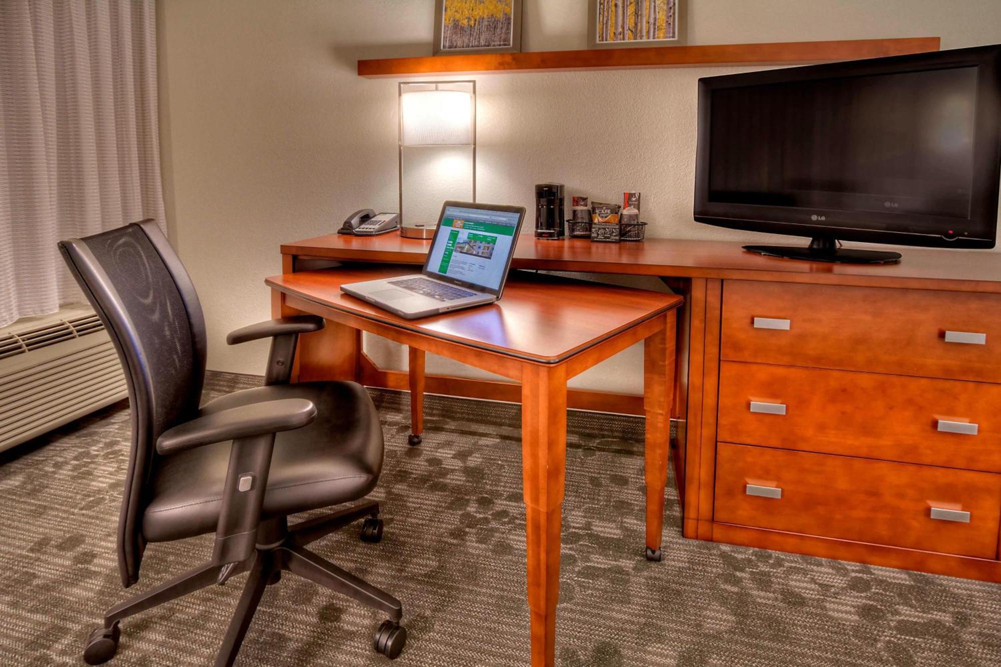 Courtyard By Marriott Burlington Hotel Екстериор снимка