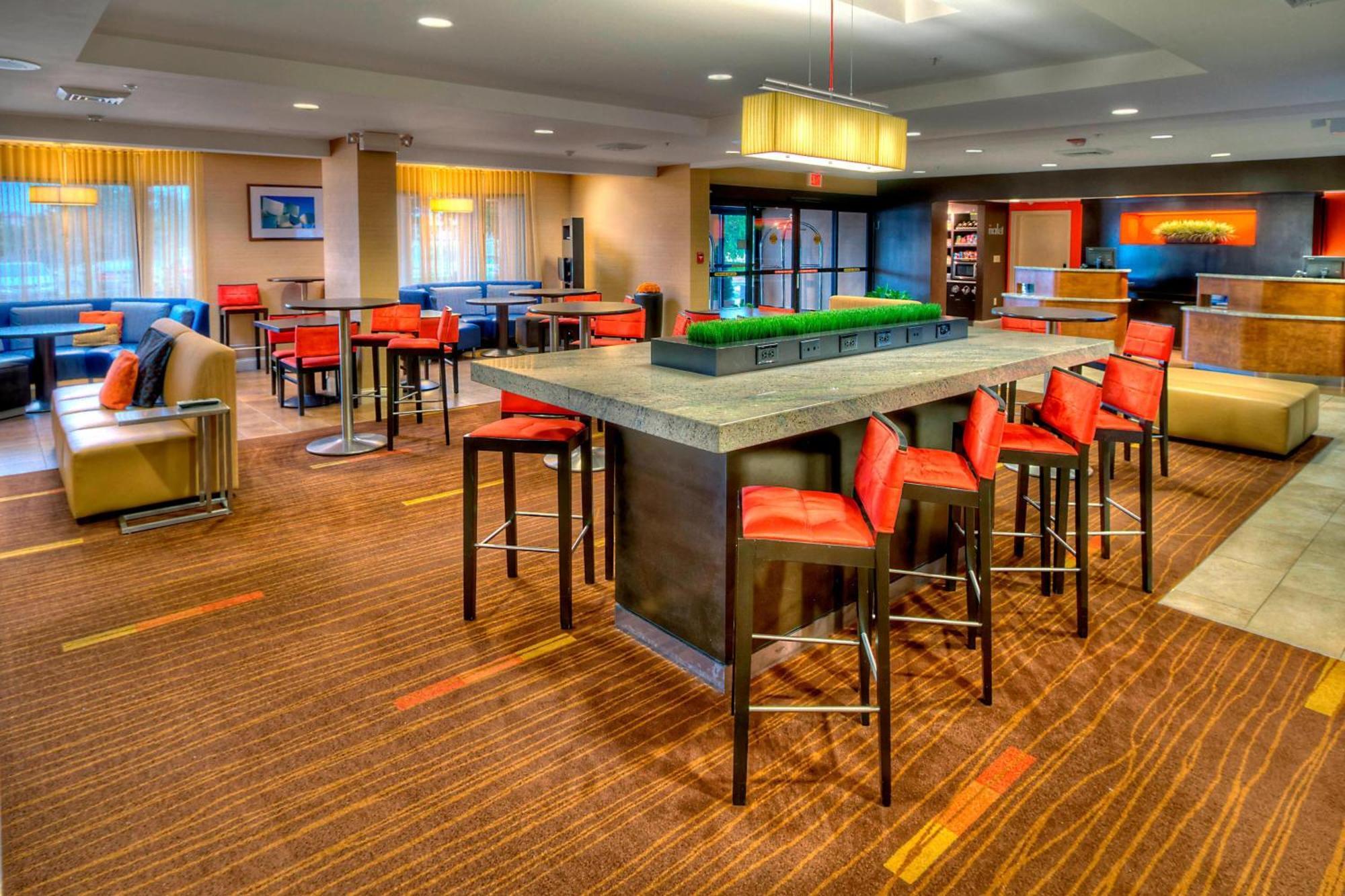 Courtyard By Marriott Burlington Hotel Екстериор снимка