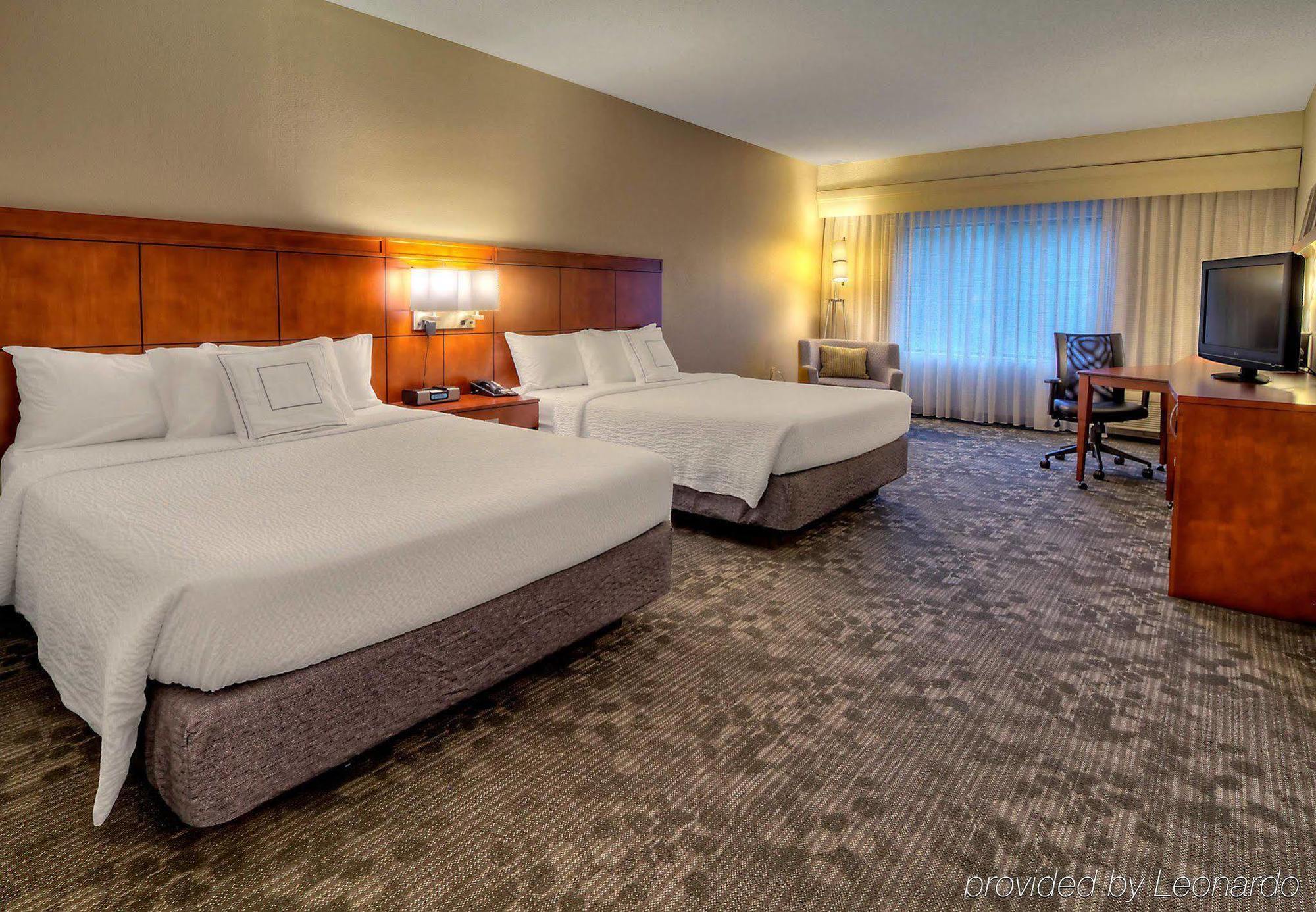 Courtyard By Marriott Burlington Hotel Екстериор снимка