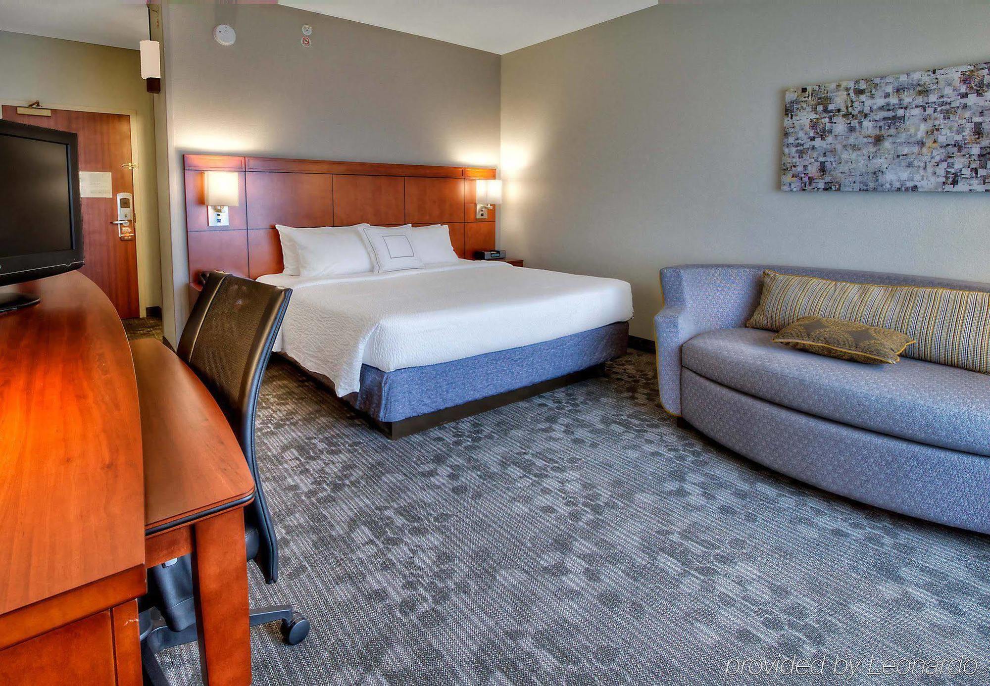 Courtyard By Marriott Burlington Hotel Екстериор снимка