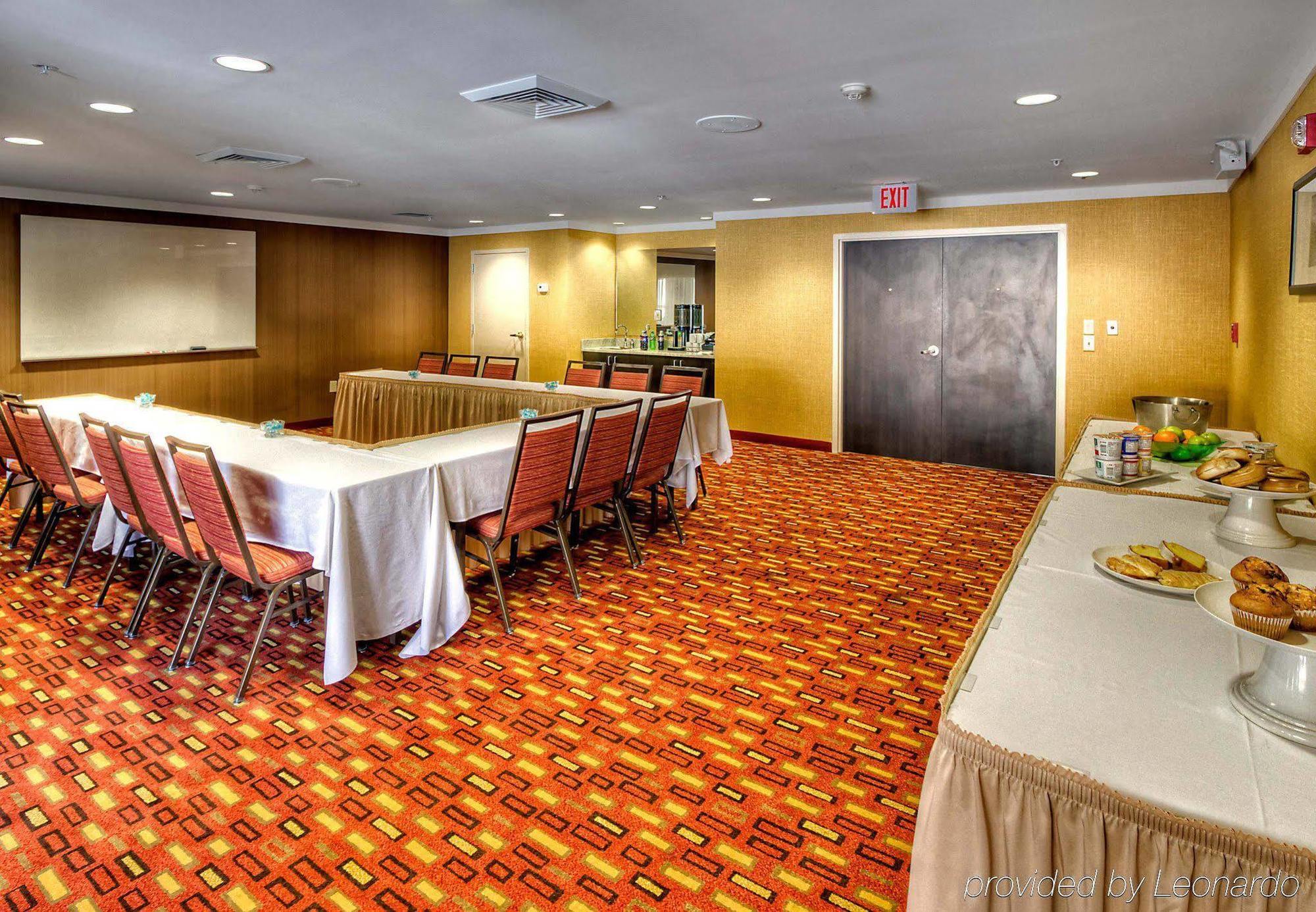 Courtyard By Marriott Burlington Hotel Екстериор снимка