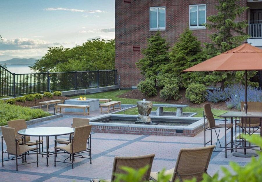 Courtyard By Marriott Burlington Hotel Екстериор снимка
