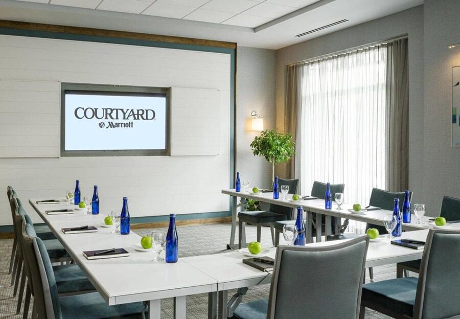 Courtyard By Marriott Burlington Hotel Екстериор снимка