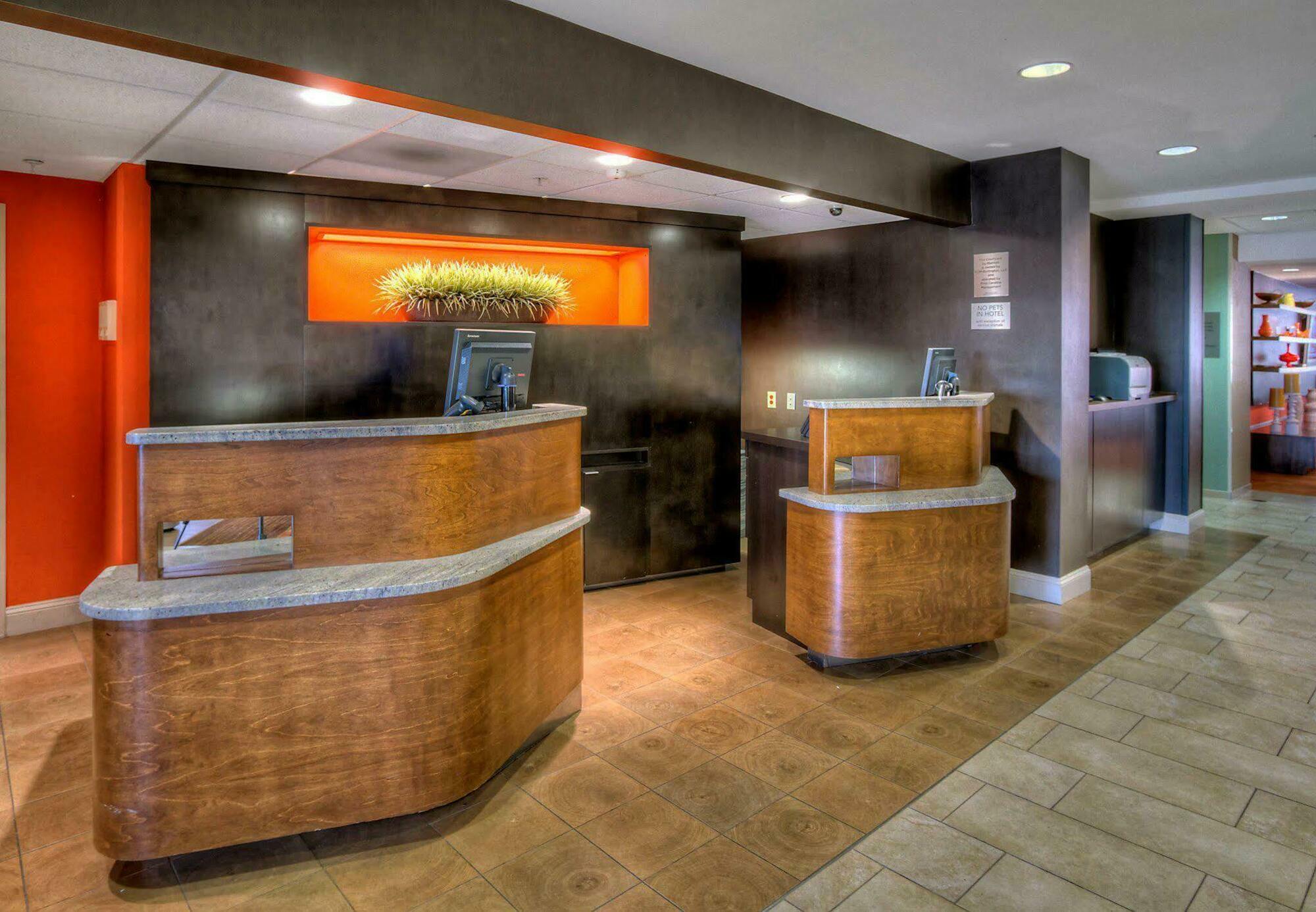 Courtyard By Marriott Burlington Hotel Екстериор снимка