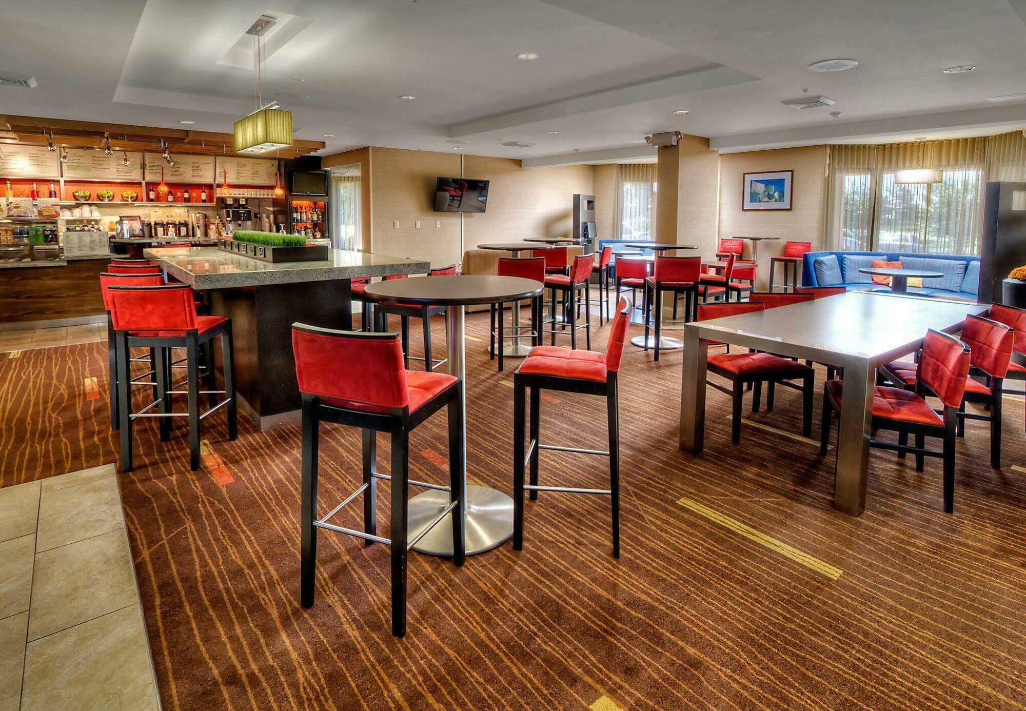 Courtyard By Marriott Burlington Hotel Екстериор снимка