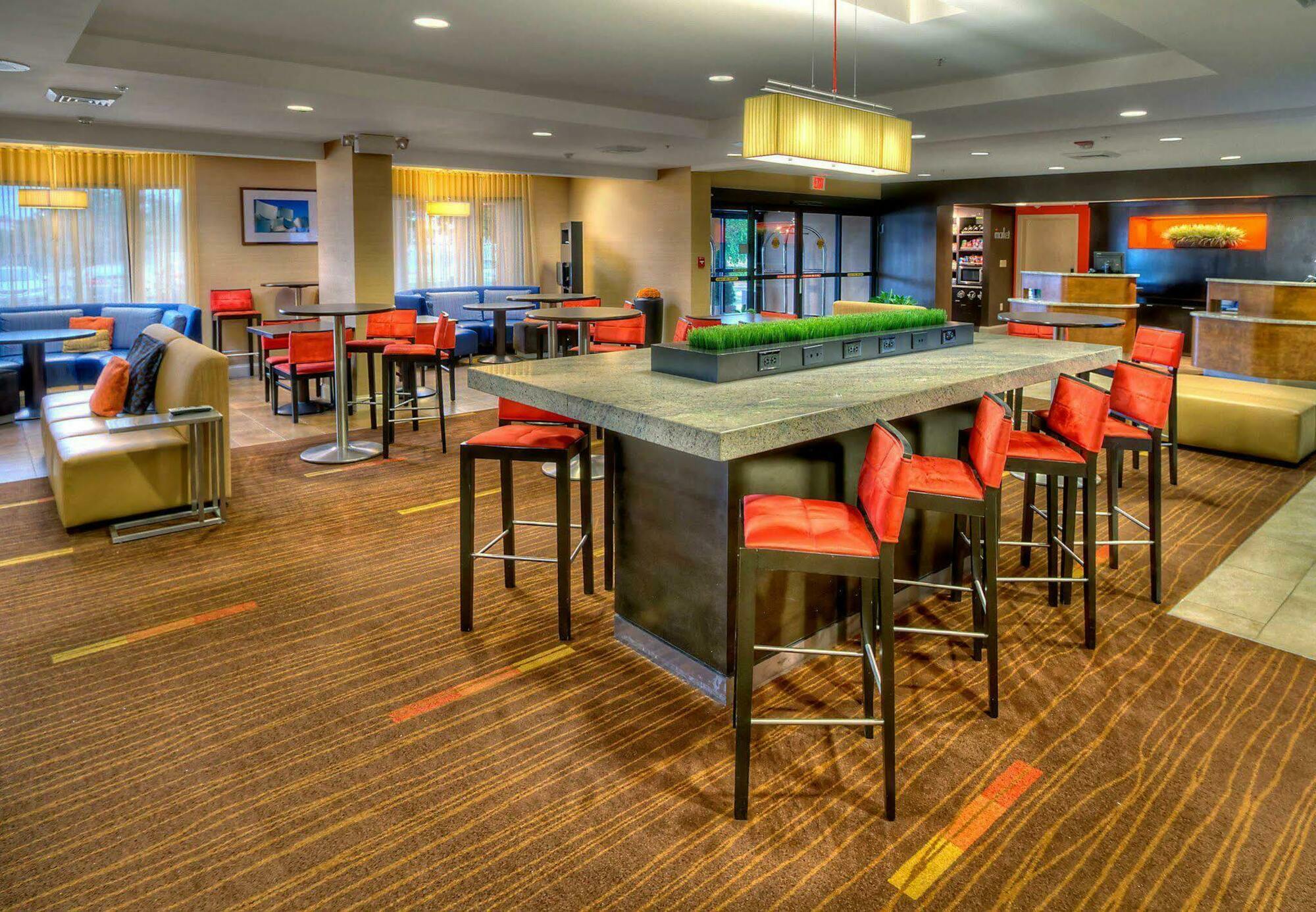 Courtyard By Marriott Burlington Hotel Екстериор снимка