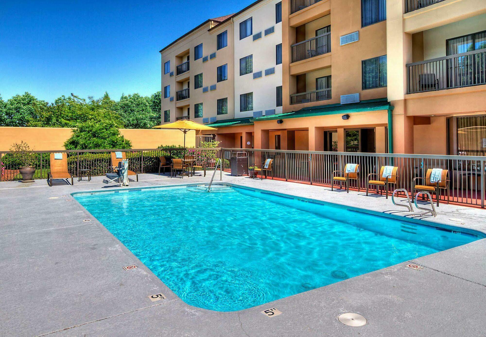 Courtyard By Marriott Burlington Hotel Екстериор снимка