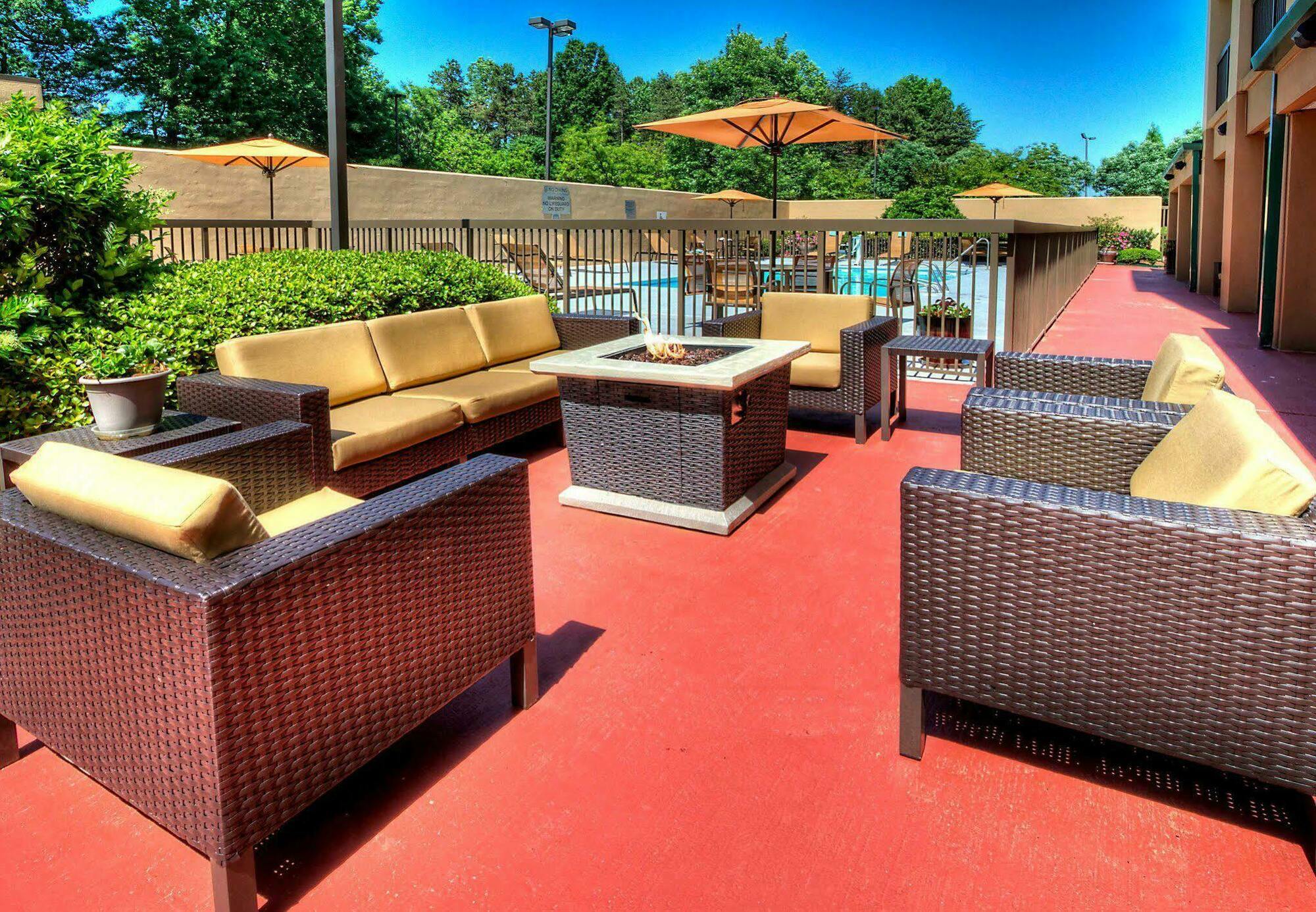 Courtyard By Marriott Burlington Hotel Екстериор снимка
